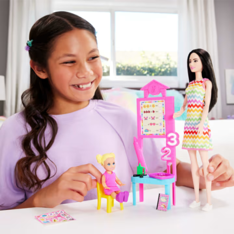 Κούκλα Barbie Δασκάλα Σετ με πίνακα και μαθήτρια  3+ Ετών